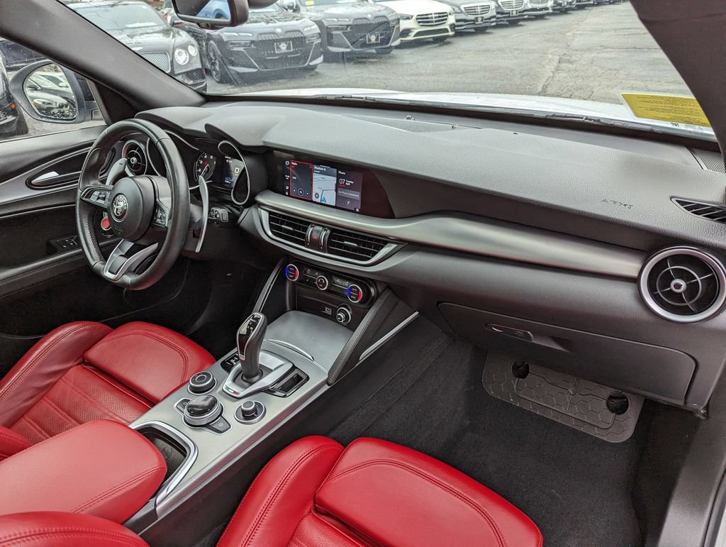 Used 2022 Alfa Romeo Stelvio Veloce AWD/4WD image 33
