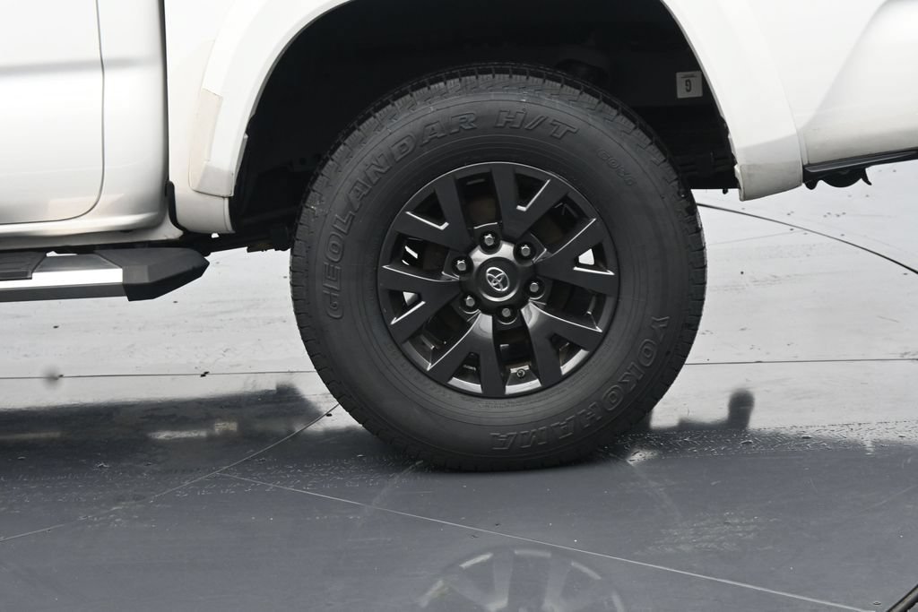 Used 2020 Toyota Tacoma SR5 AWD/4WD image 13