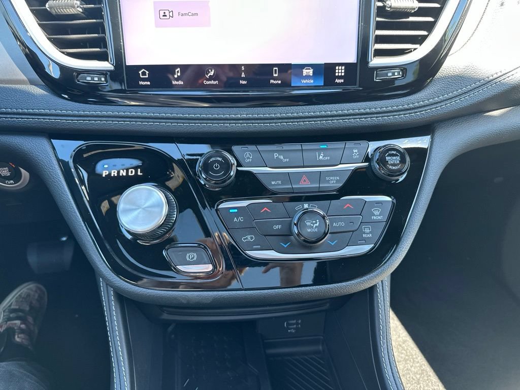 New 2027 Chrysler Pacifica Limited FWD image 32