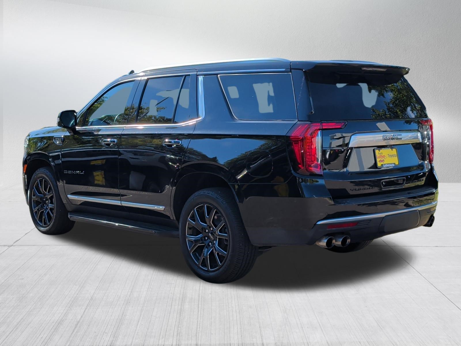 Used 2024 GMC Yukon Denali w/ Advanced Technology Package AWD/4WD image 5