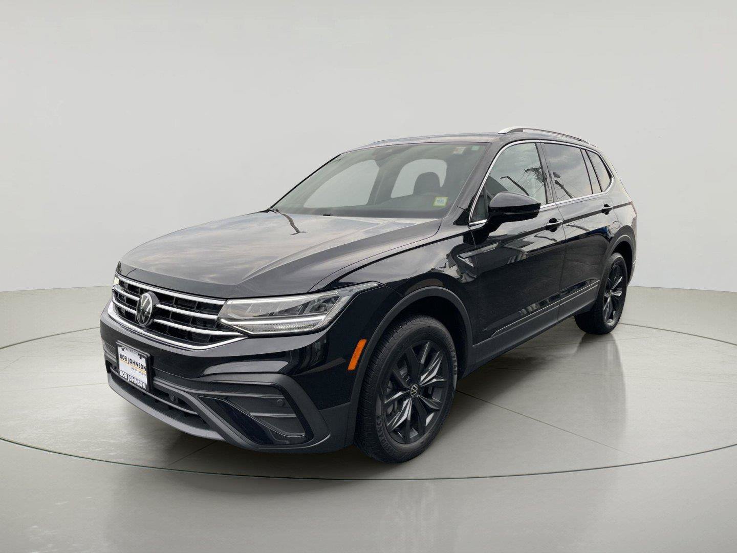 Used 2024 Volkswagen Tiguan SE w/ Panoramic Sunroof Package AWD/4WD image 3