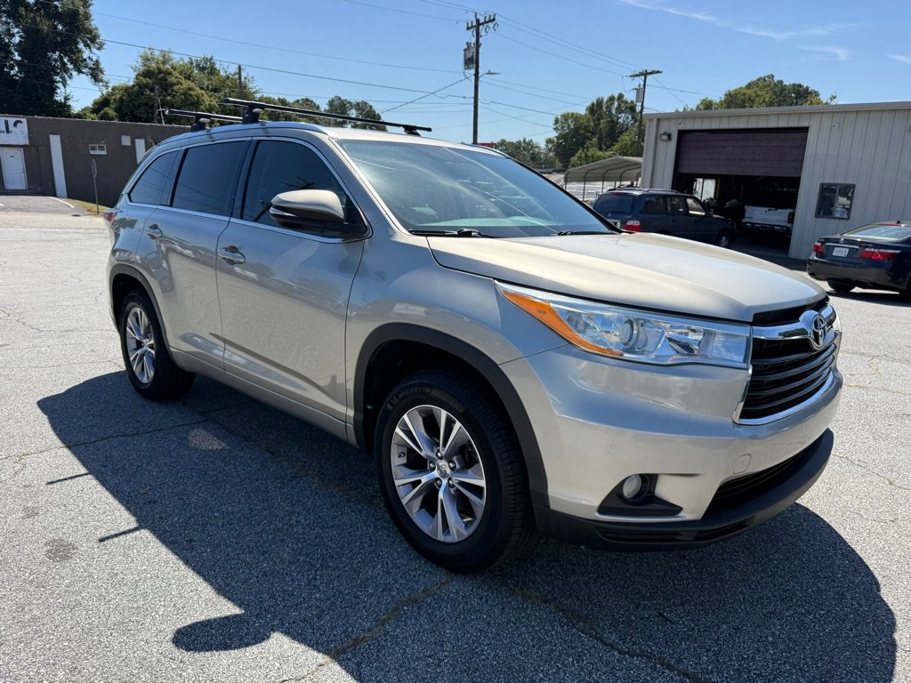 Used 2014 Toyota Highlander XLE image 3