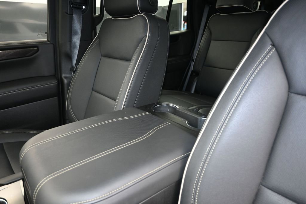 Used 2025 GMC Yukon Elevation w/ LPO, Elevation Black Package AWD/4WD image 14