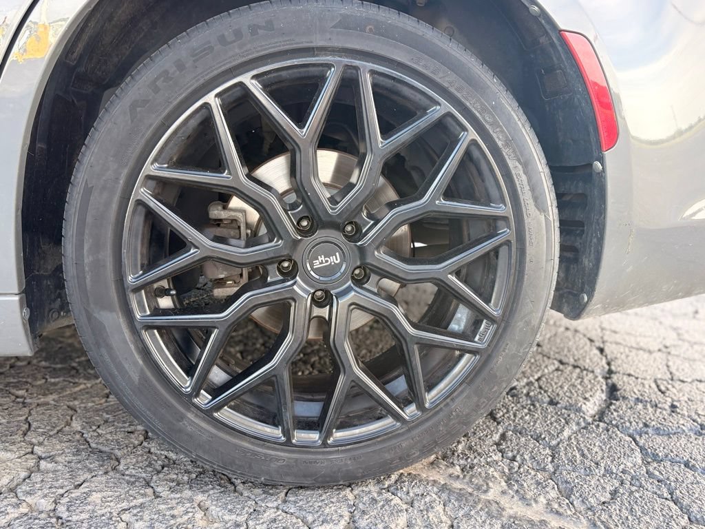 Used 2019 Chrysler 300 Touring w/ Chrome Appearance Package RWD image 8
