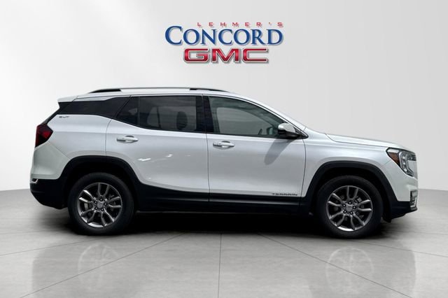 Used 2022 GMC Terrain SLT w/ Tech Package AWD/4WD image 3