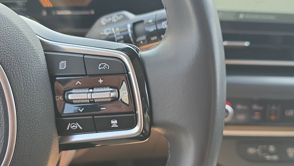 Used 2025 Kia Carnival FWD image 23