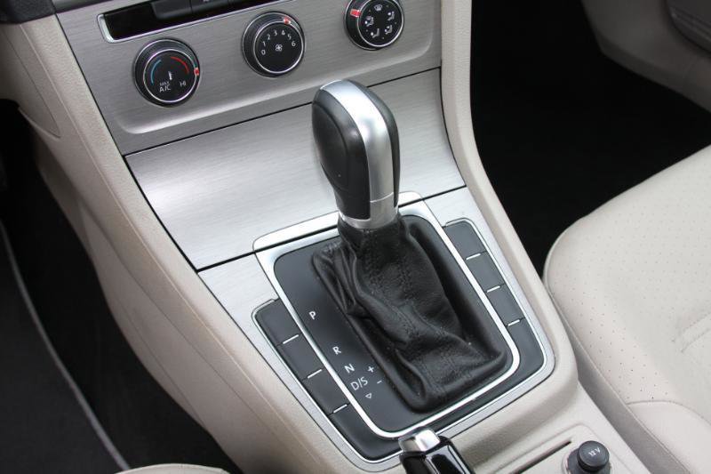 Used 2015 Volkswagen Golf S image 36