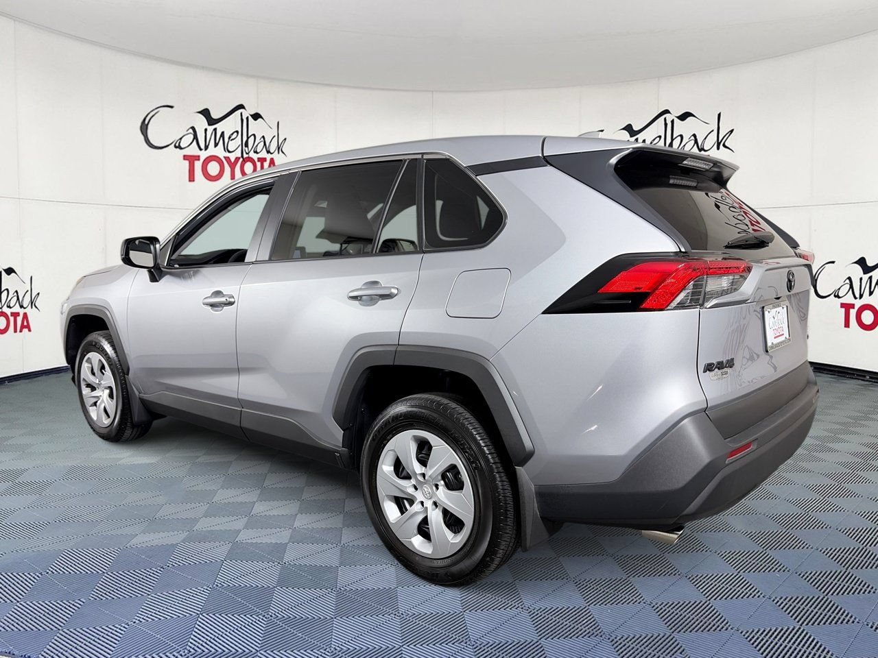 Used 2025 Toyota RAV4 LE AWD/4WD image 5
