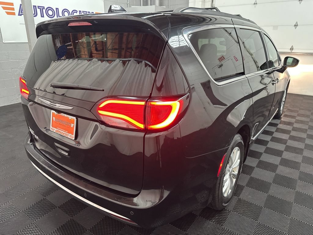 Used 2017 Chrysler Pacifica Touring-L FWD image 9