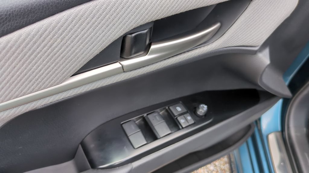 Used 2025 Toyota Camry SE w/ Convenience Package FWD image 13