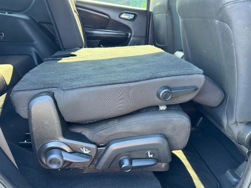 Used 2019 Dodge Journey SE image 16