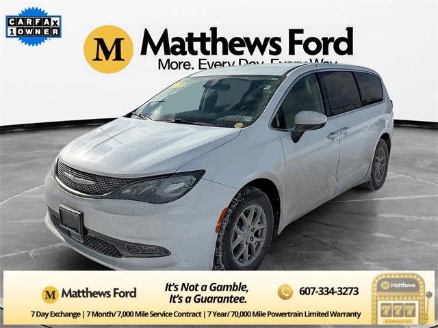 Used 2023 Chrysler Voyager LX image 1