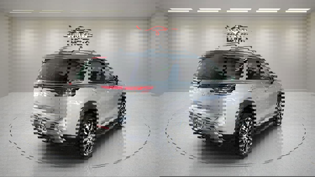 Used 2022 Nissan Pathfinder Platinum w/ Cargo Package image 5