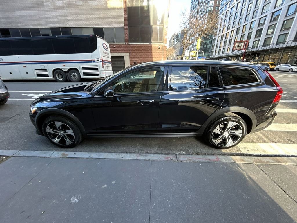 Certified 2023 Volvo V60 B5 Cross Country Plus AWD/4WD image 5