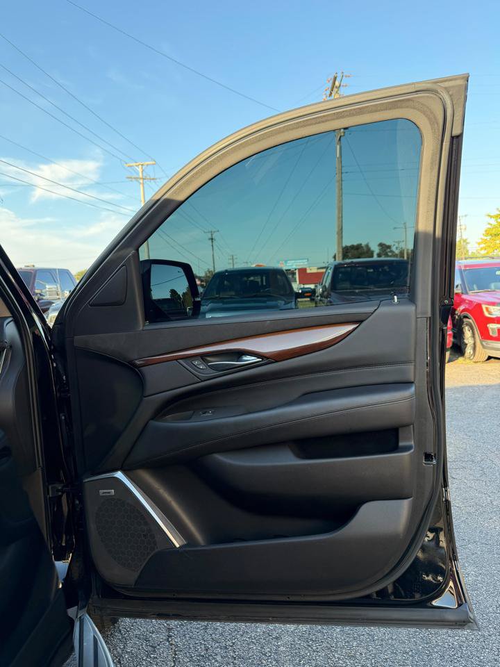 Used 2019 Cadillac Escalade Luxury AWD/4WD image 16