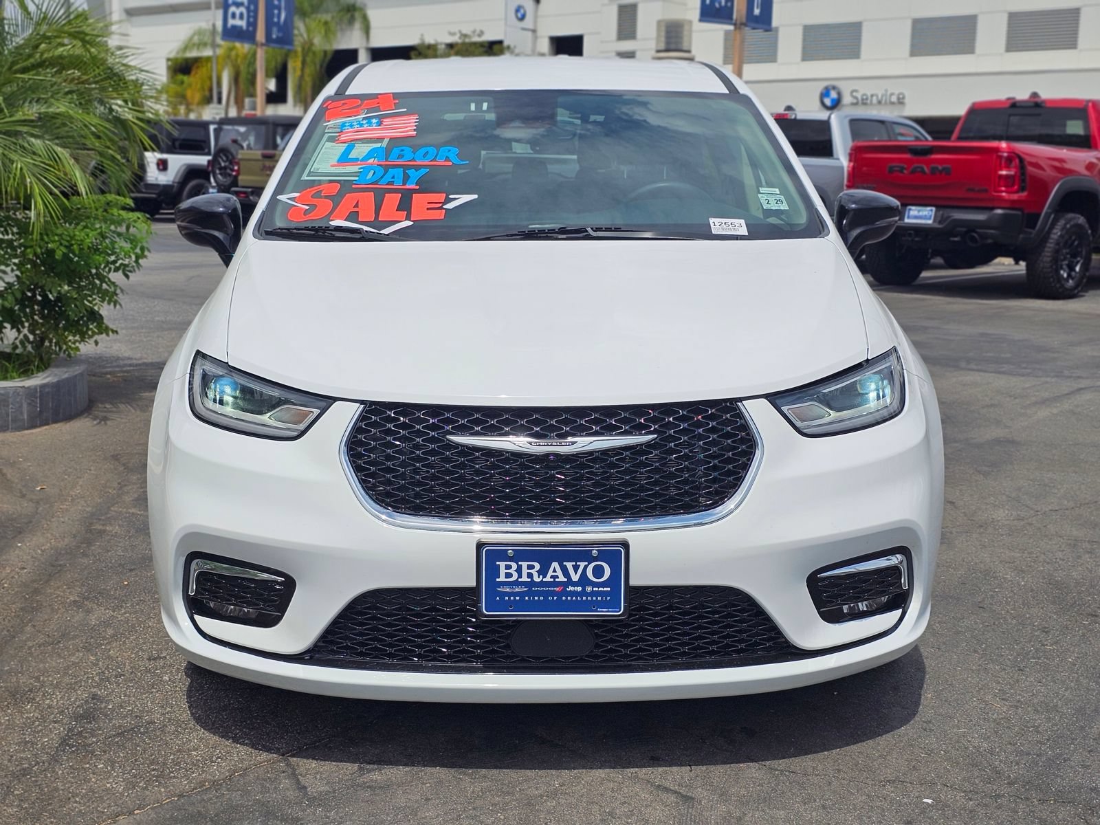 Used 2024 Chrysler Pacifica Limited FWD image 3