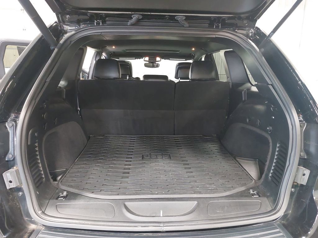 Used 2019 Jeep Grand Cherokee Altitude AWD/4WD image 12