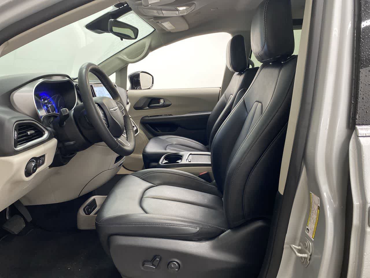 Used 2024 Chrysler Pacifica Touring-L FWD image 12