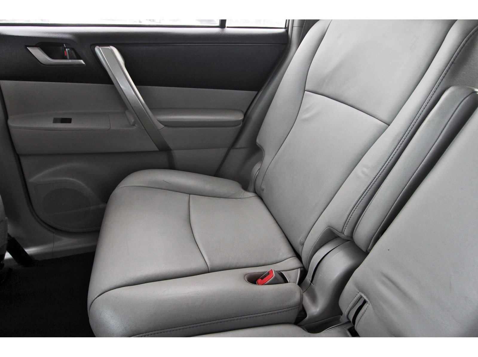 Used 2013 Toyota Highlander SE FWD image 14
