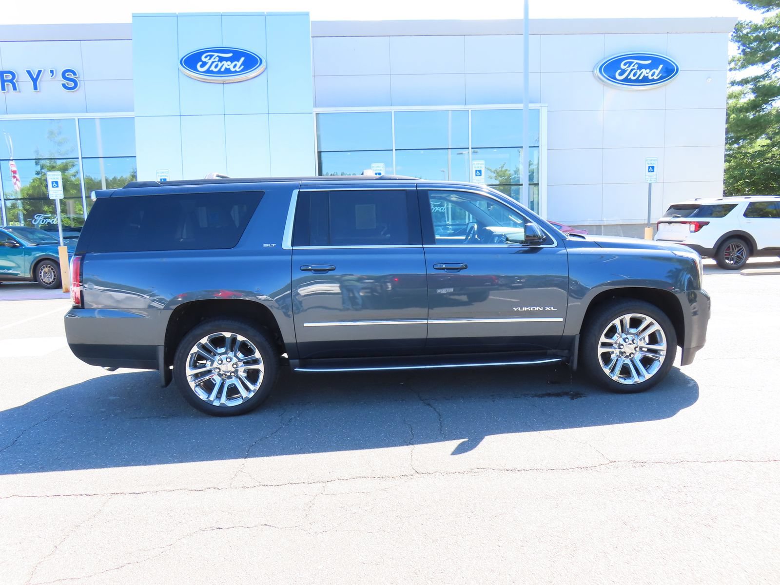 Used 2020 GMC Yukon XL SLT w/ Premium Edition AWD/4WD image 4