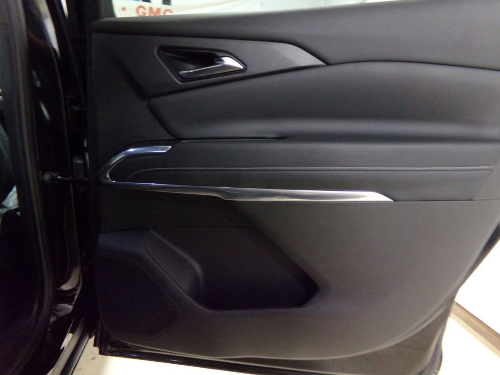 Used 2025 Chevrolet Traverse LT image 9