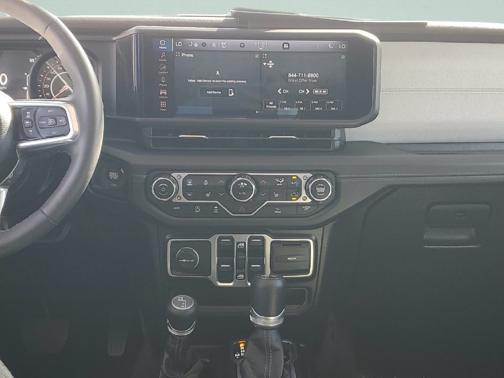 Used 2025 Jeep Wrangler Unlimited Sahara AWD/4WD image 16