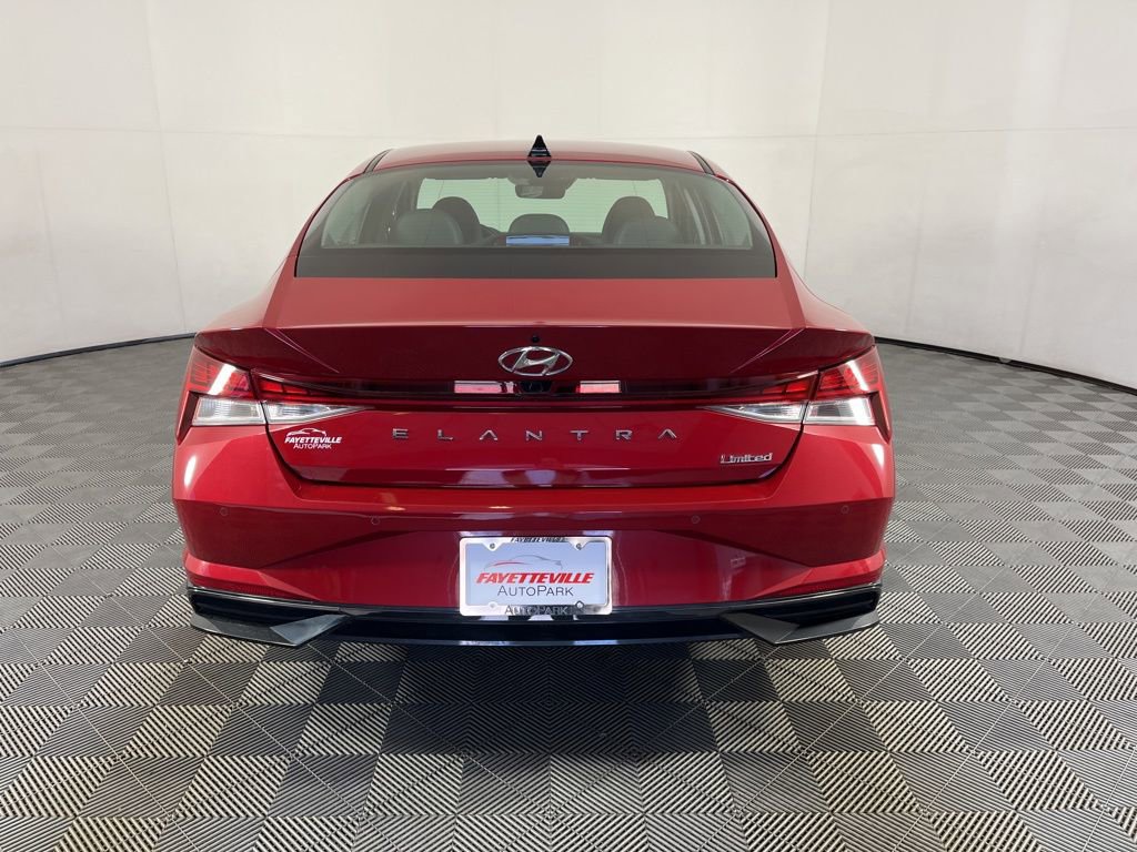 Used 2022 Hyundai Elantra Limited w/ Preferred Accessory Package image 12