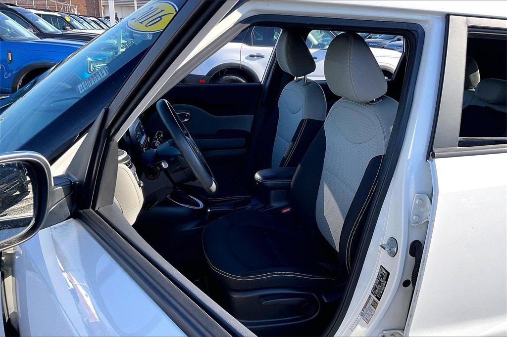 Used 2016 Kia Soul + image 16