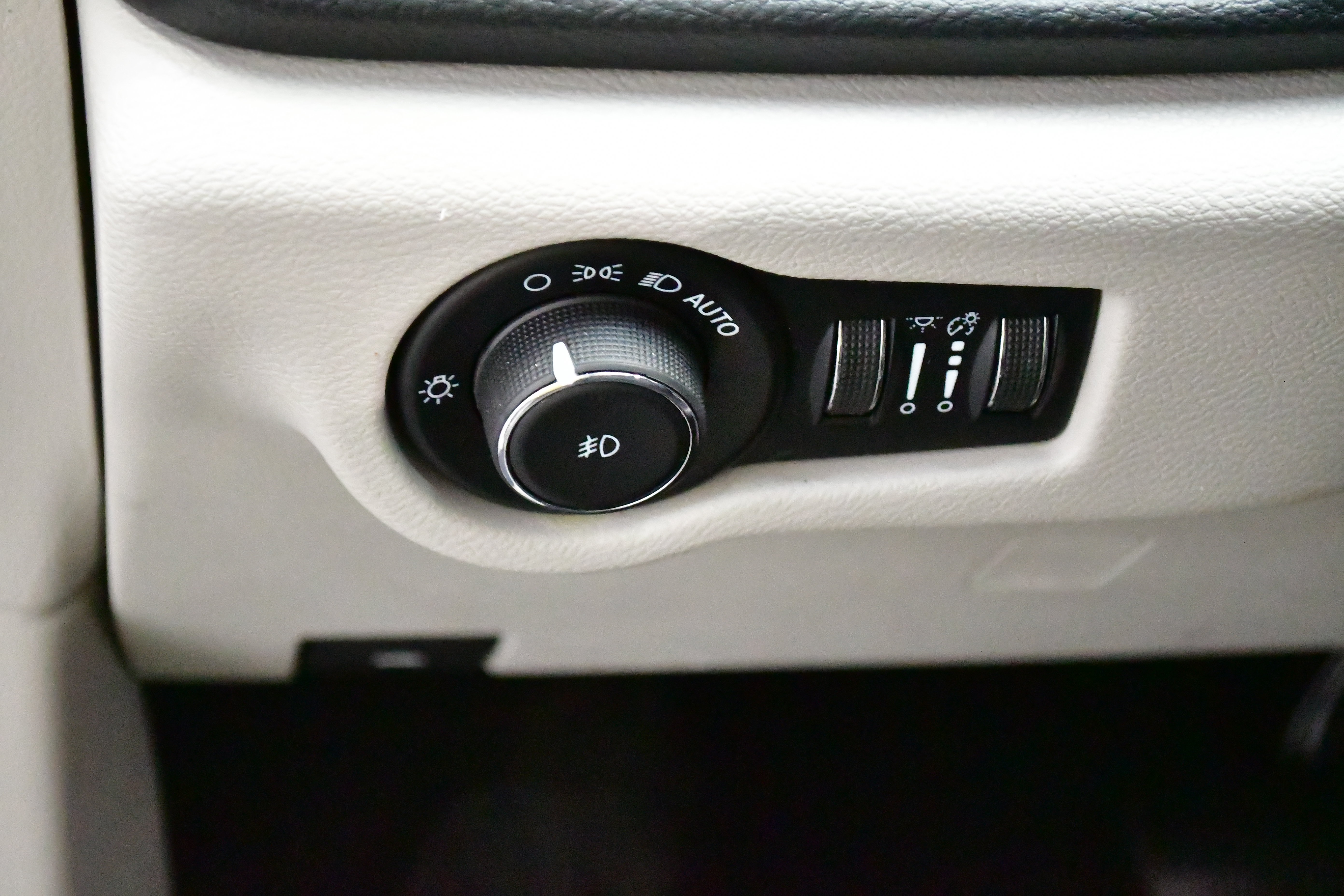 Used 2023 Chrysler Pacifica Touring-L w/ Uconnect Theater Family Group FWD image 17