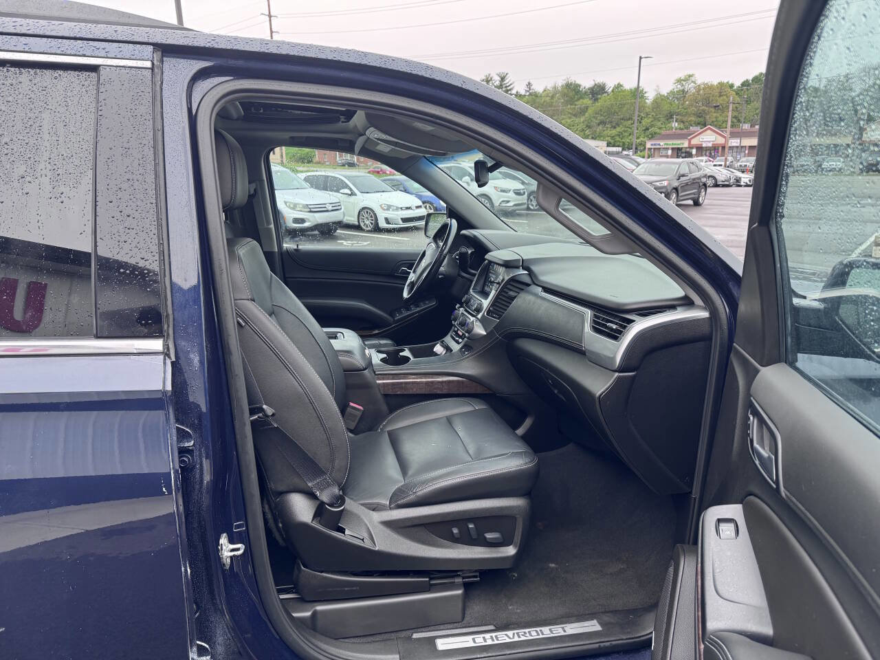 Used 2019 Chevrolet Suburban LT w/ Luxury Package AWD/4WD image 17