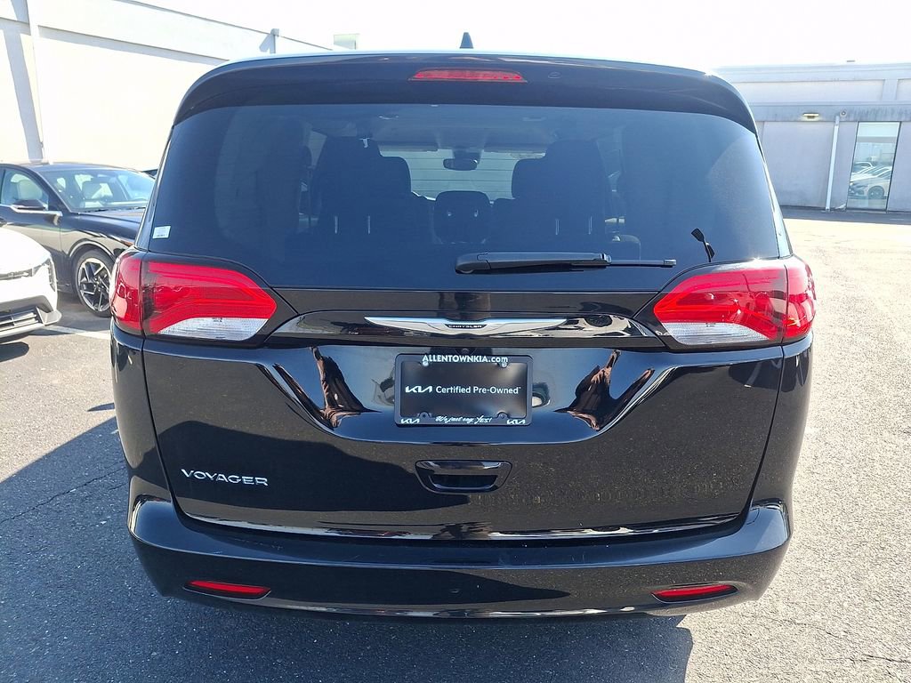 Used 2024 Chrysler Voyager LX image 5