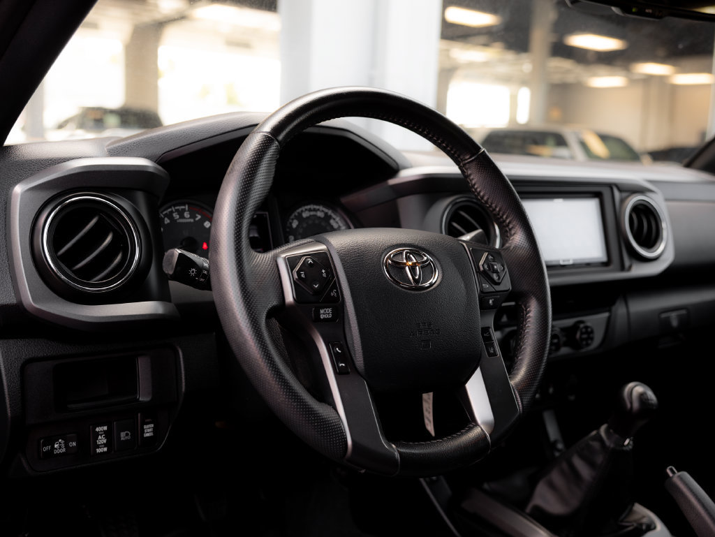 Used 2018 Toyota Tacoma TRD Sport AWD/4WD image 11