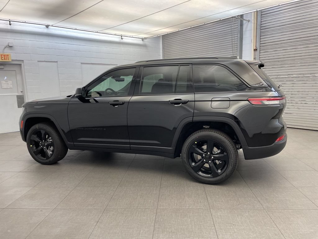 New 2025 Jeep Grand Cherokee Limited w/ Luxury Tech Group II RWD image 5