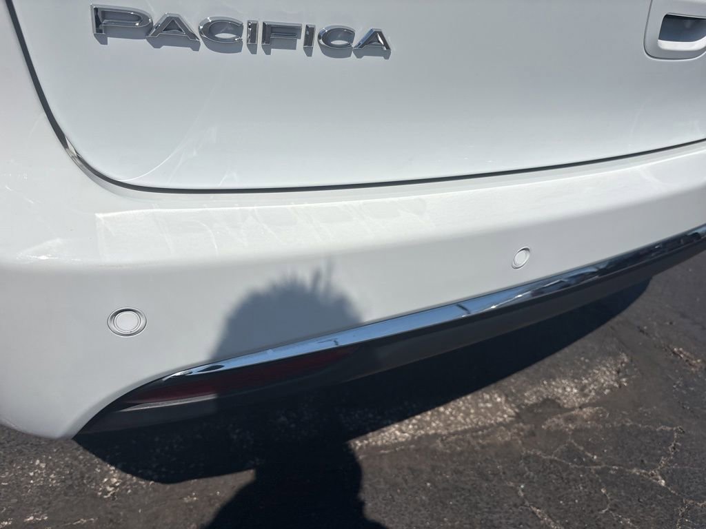 Used 2023 Chrysler Pacifica Touring-L FWD image 9