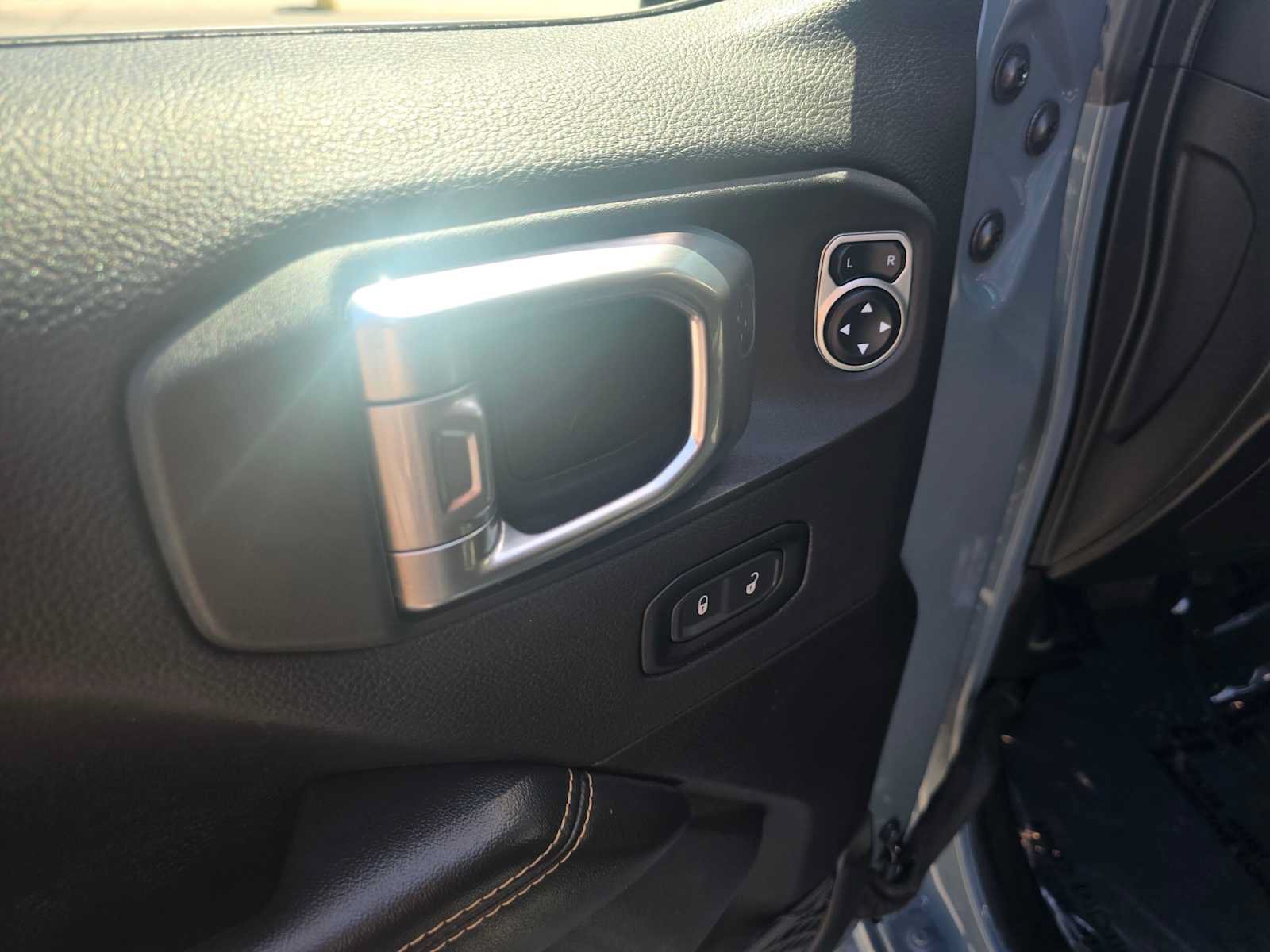 Used 2024 Jeep Wrangler Unlimited Sahara AWD/4WD image 19