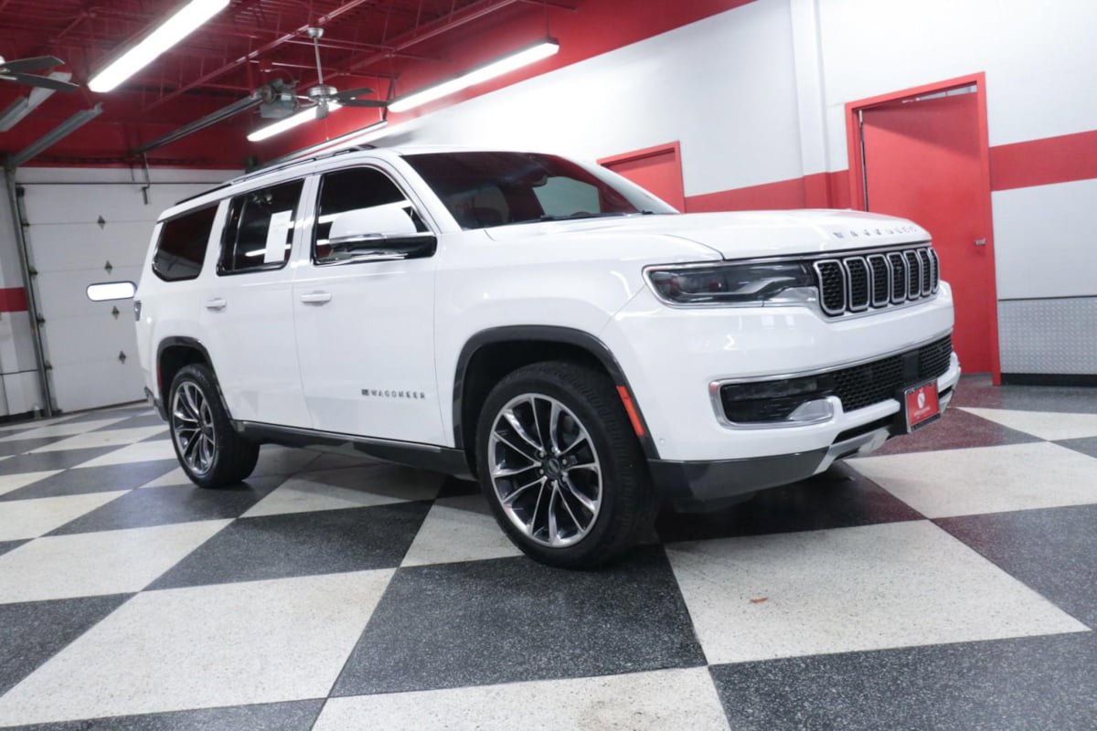 Used 2022 Jeep Wagoneer Series III w/ Premium Group I RWD image 2