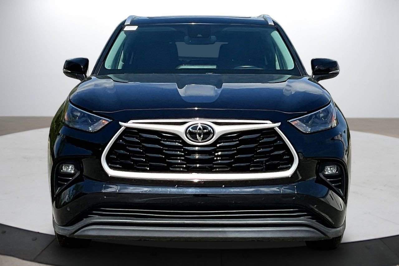 Used 2022 Toyota Highlander XLE image 3