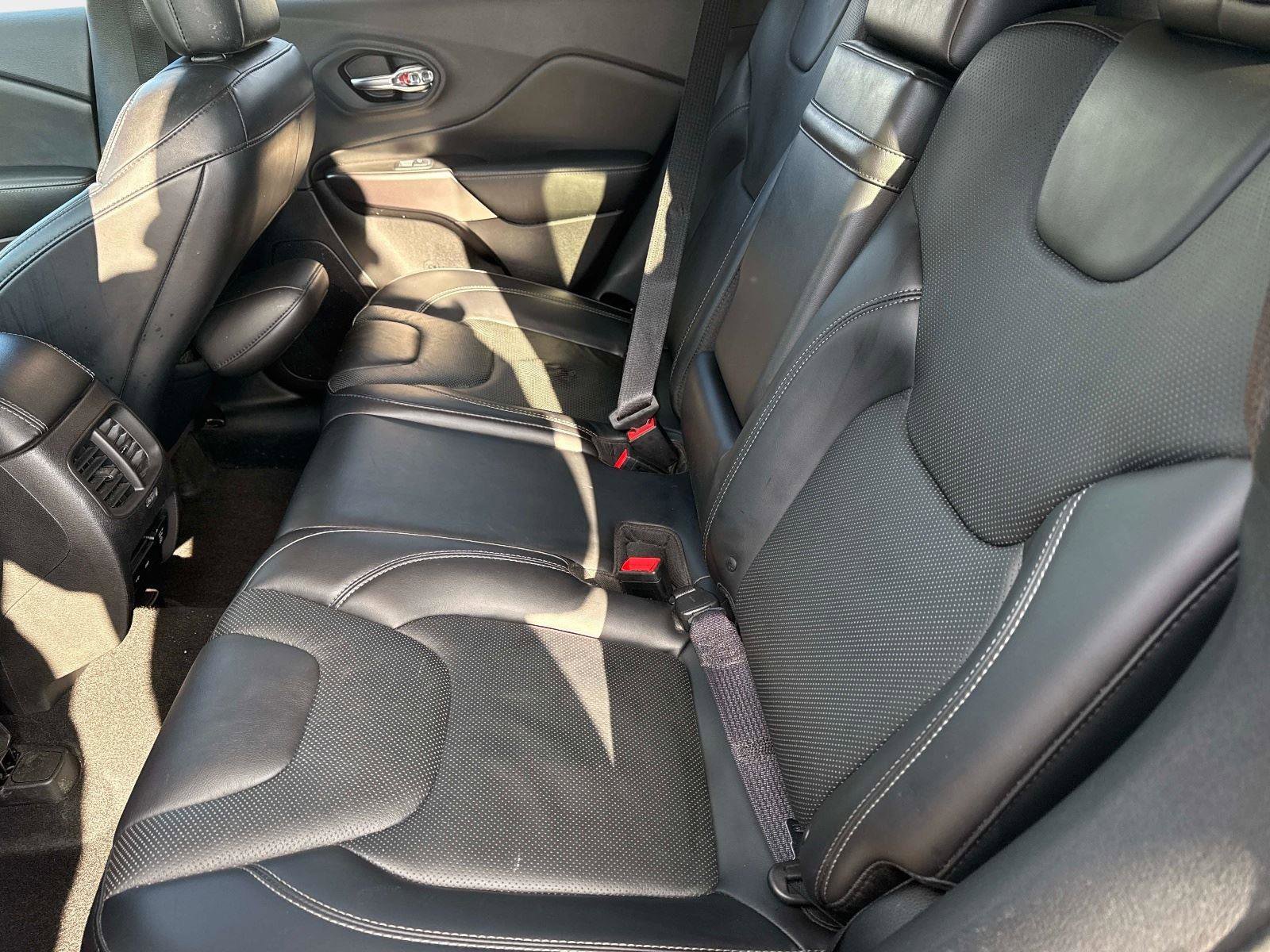 Used 2019 Jeep Cherokee Limited image 13