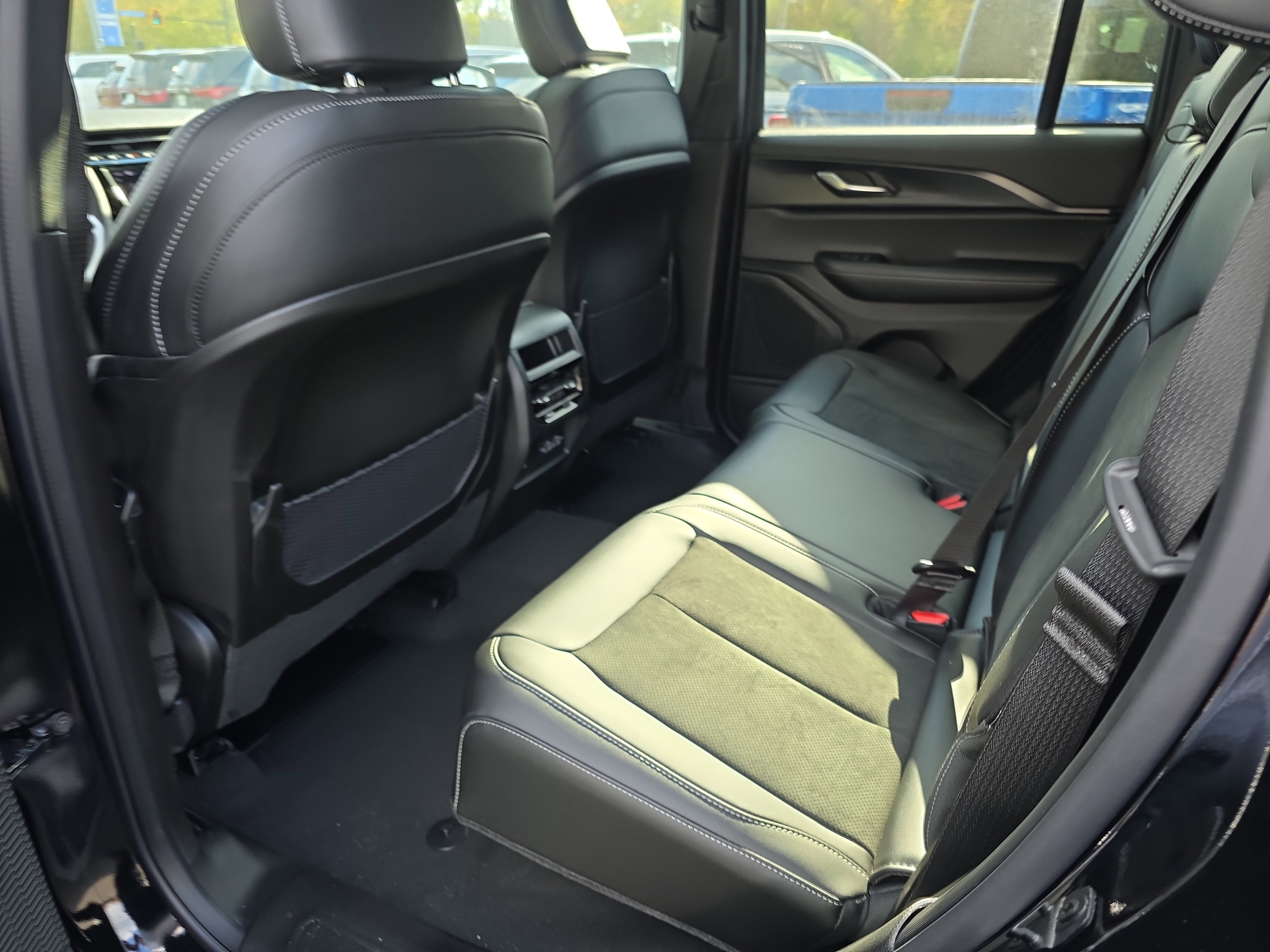 New 2025 Jeep Grand Cherokee Altitude image 14