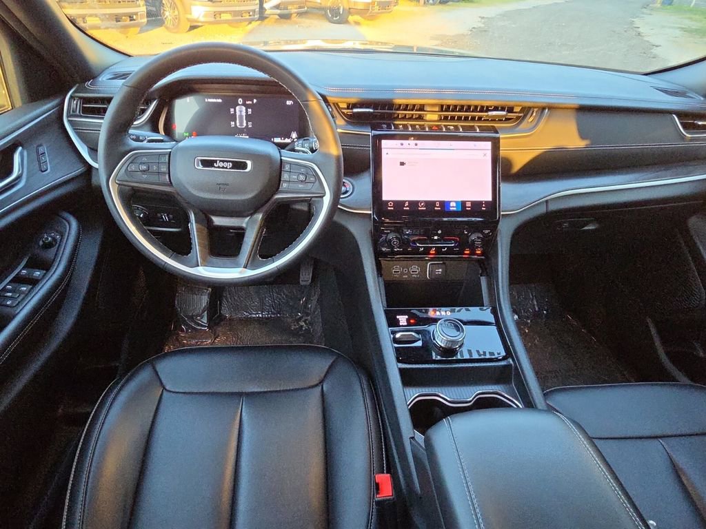 Used 2025 Jeep Grand Cherokee Limited AWD/4WD image 14