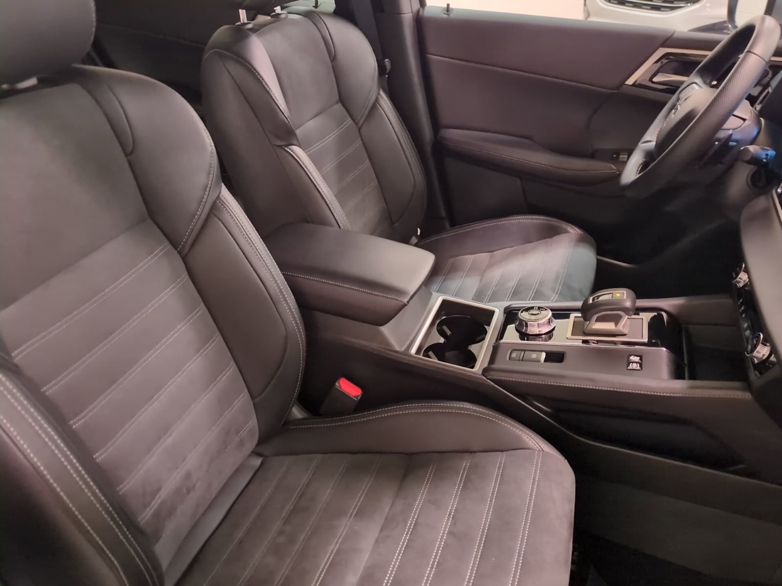 Used 2024 Mitsubishi Outlander SE image 13