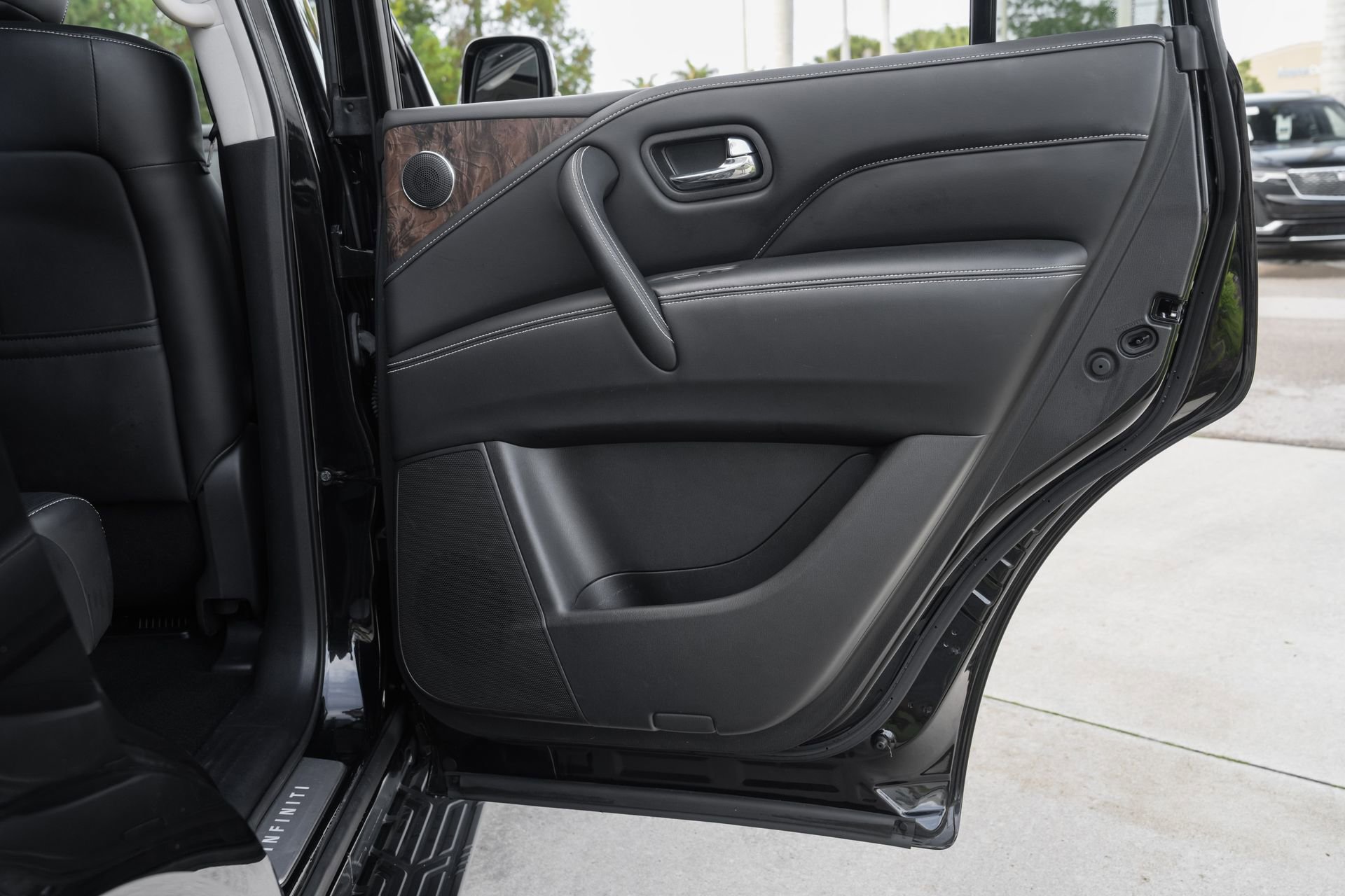 Certified 2024 INFINITI QX80 Premium Select w/ Cargo Package image 36