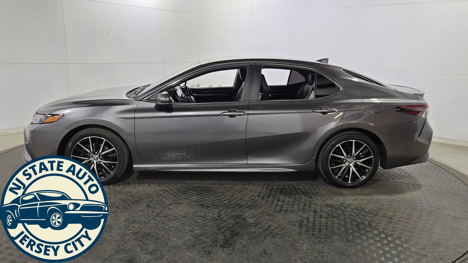 Used 2021 Toyota Camry SE FWD image 4