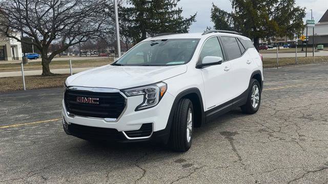 Used 2023 GMC Terrain SLE w/ Driver Convenience Package image 4