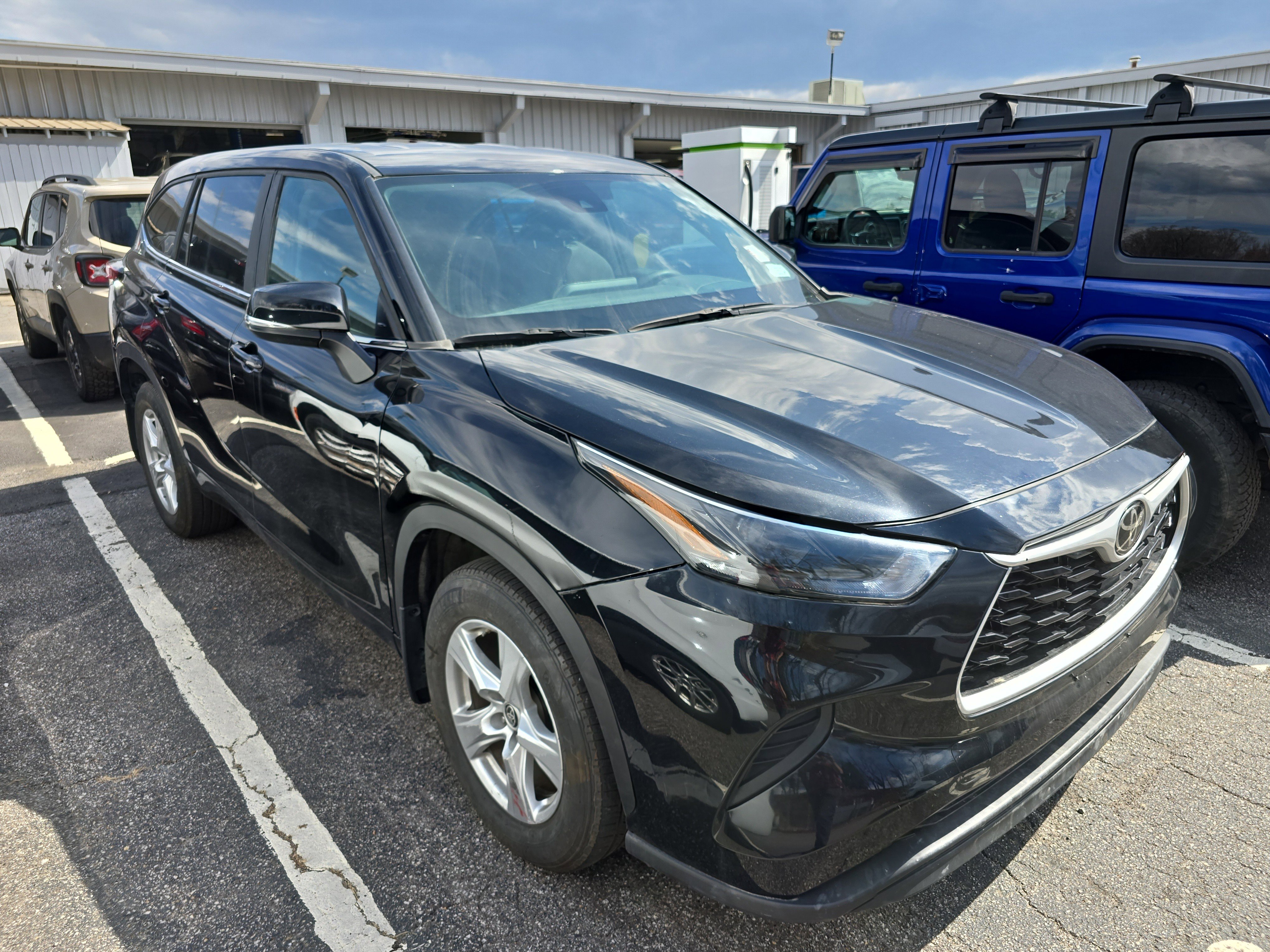 Used 2023 Toyota Highlander L image 1