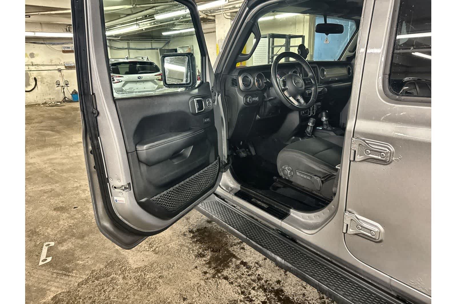 Used 2018 Jeep Wrangler Unlimited Sahara AWD/4WD image 11