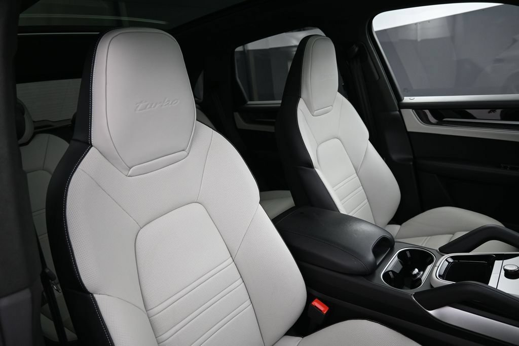 Certified 2025 Porsche Cayenne Turbo AWD/4WD image 31