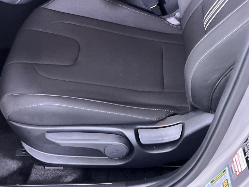 Used 2025 Hyundai Elantra SEL image 13