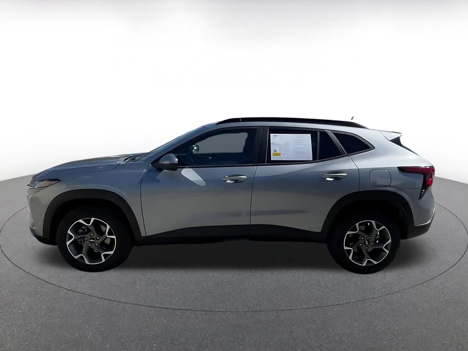 Used 2025 Chevrolet Trax LT image 9