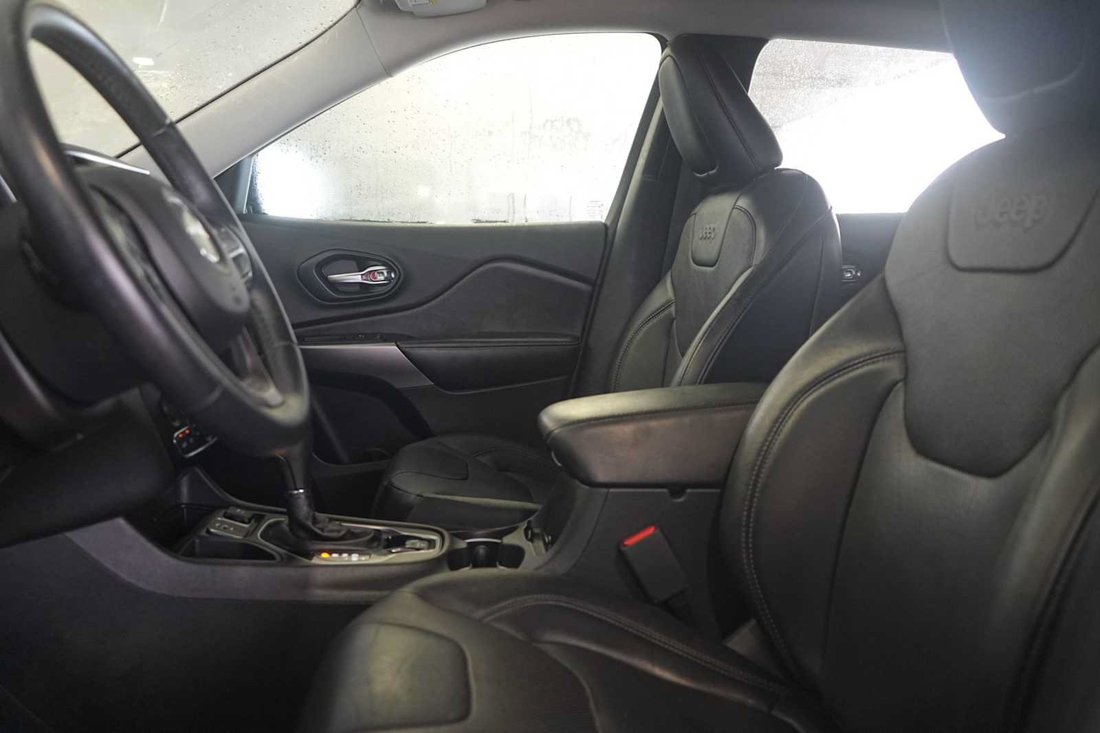 Used 2019 Jeep Cherokee Limited FWD image 11